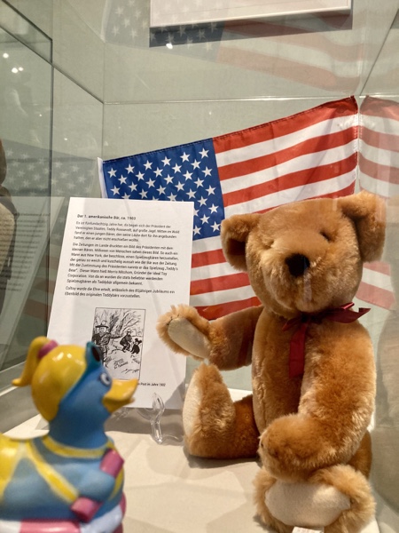 Bushäuschen – Kunstwerk, Knochenbruchgilden, Holm und&nbsp;Teddybärhaus