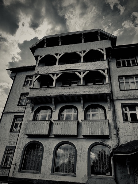 Gruselhotel, Kirche übers Eck und Retro –&nbsp;Tanke