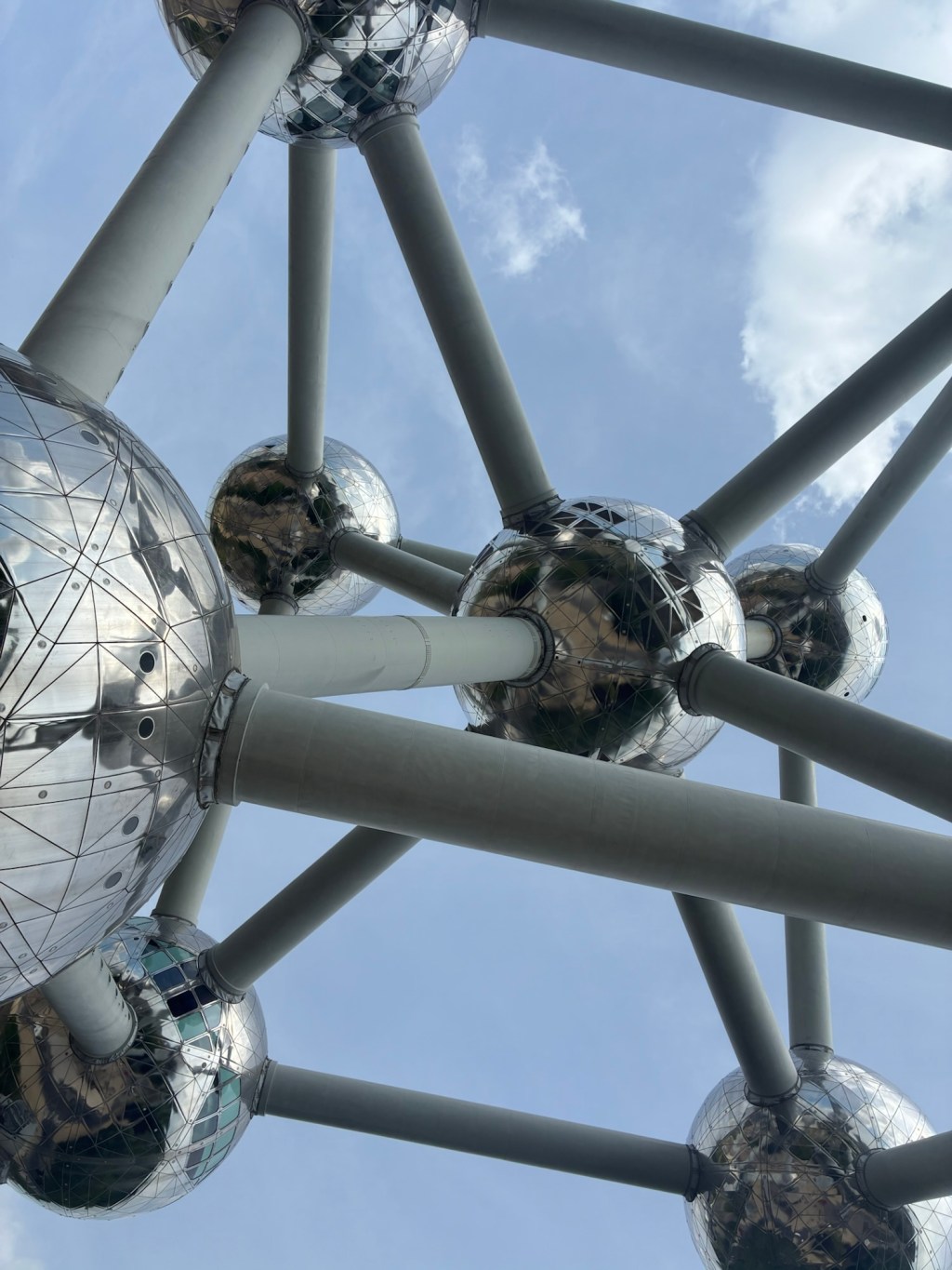 Surrealer Nahverkehr statt Magritte, aber Atomium & einmal quer durch&nbsp;Europa
